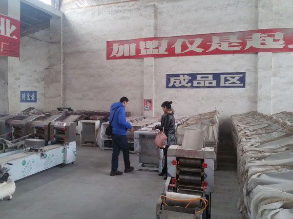 康先生參觀一品鮮燴面機(jī)車間