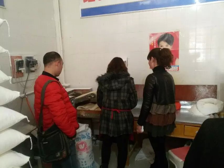 新鄉(xiāng)客戶劉先生前來考察燴面機(jī)器