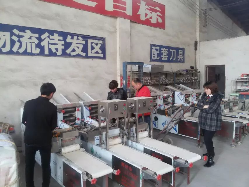 新鄉(xiāng)客戶劉先生前來考察燴面機(jī)器
