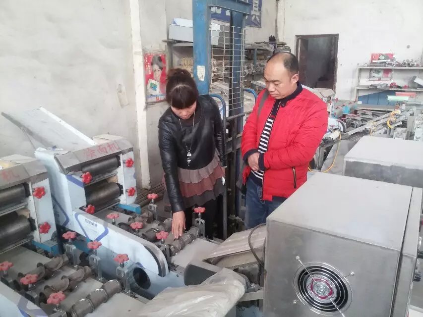 新鄉(xiāng)客戶劉先生前來考察燴面機(jī)器