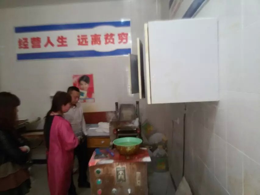 十堰陳先生前來(lái)考察一品鮮燴面機(jī)并簽訂合作協(xié)議