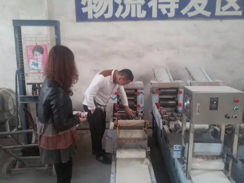 十堰陳先生前來(lái)考察一品鮮燴面機(jī)并簽訂合作協(xié)議