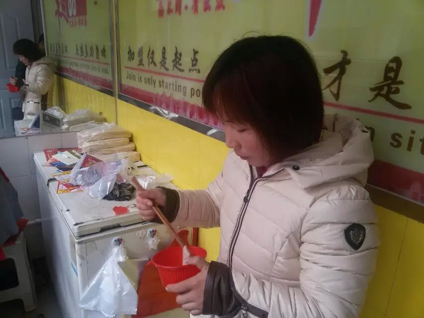 周口客戶和阜陽客戶前來考察燴面機(jī)設(shè)備