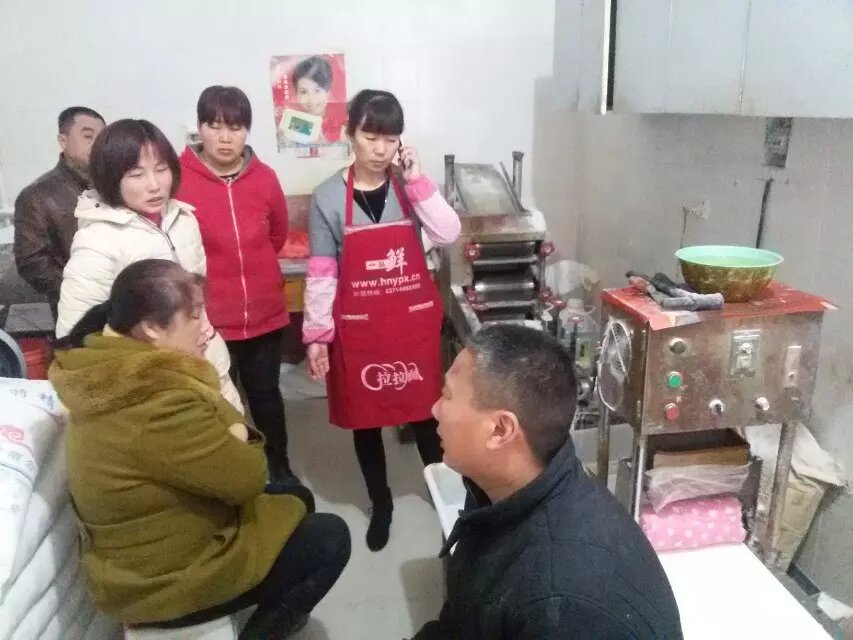 周口客戶和阜陽客戶前來考察燴面機(jī)設(shè)備