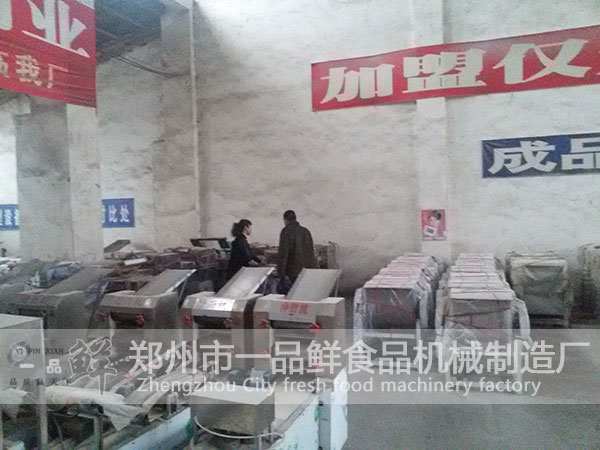 工作人員給客戶講解一品鮮揉壓機的優(yōu)勢