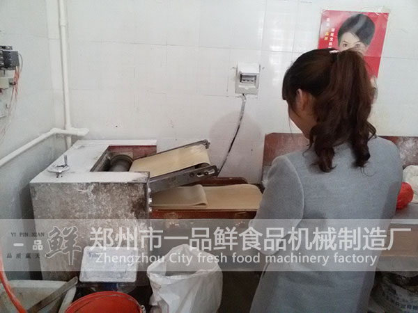 給客戶演示揉壓機(jī)的揉面過程