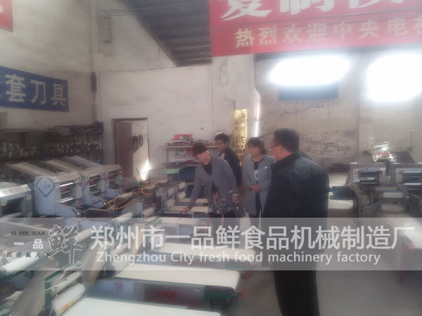 給客戶介紹不同型號的燴面機(jī)的各自特點(diǎn)和價(jià)格