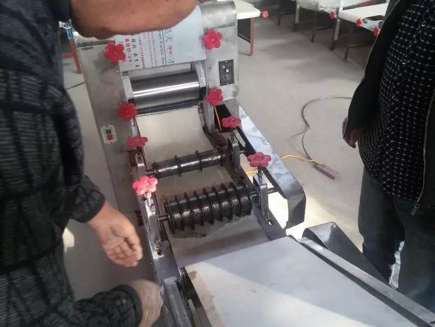 工作人員給客戶介紹刀具的使用