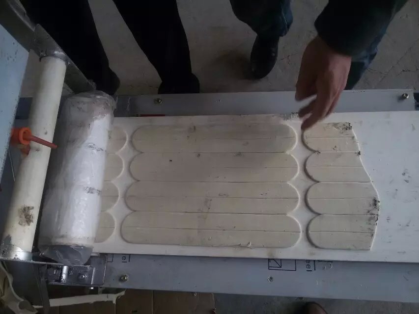 定制刀具出的成品長(zhǎng)型燴面坯