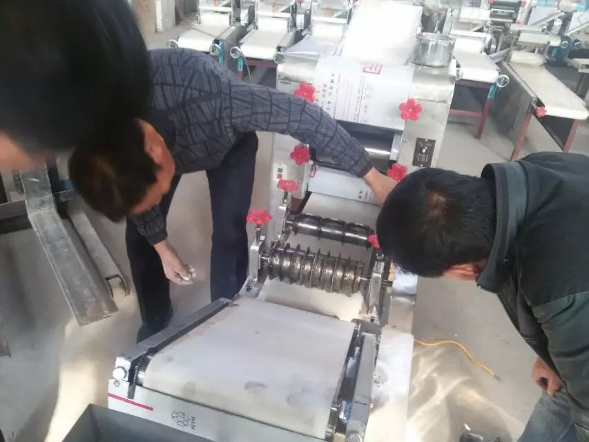 工作人員給客戶介紹刀具如何調(diào)節(jié)