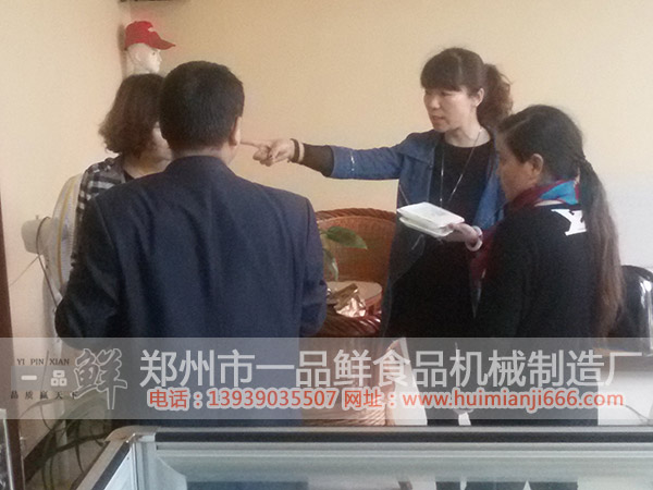 工作人員給秦先生夫婦介紹各種面食成品