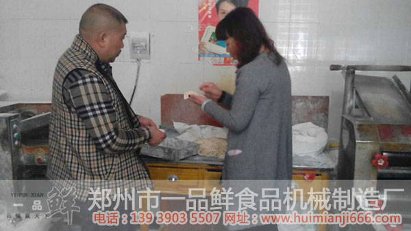 工作人員給陳先生講解機器出面的優(yōu)點