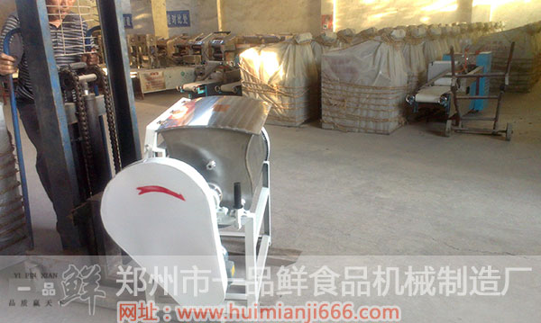 叉車正在將和面機(jī)裝載到貨車中