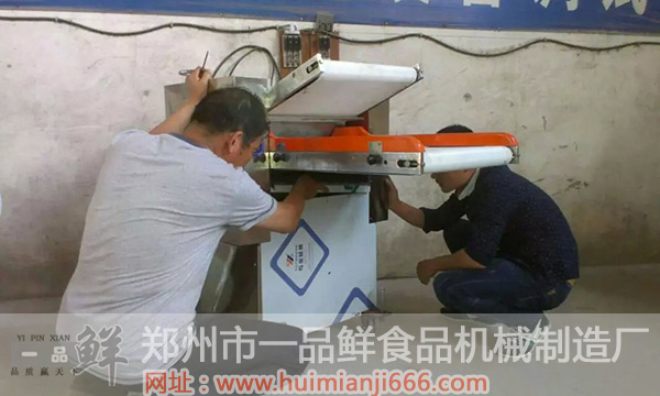 工作人員給山西客戶講解全自動(dòng)揉壓機(jī)的保養(yǎng)事項(xiàng)