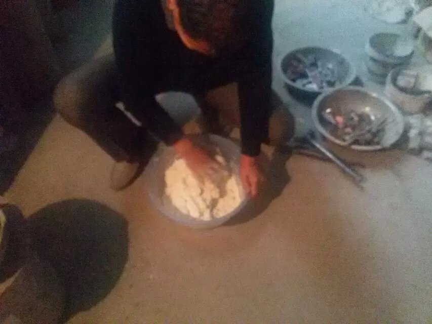 工作人員正在和面