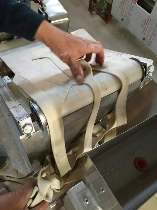 王先生將廢料拉到廢料傳送帶