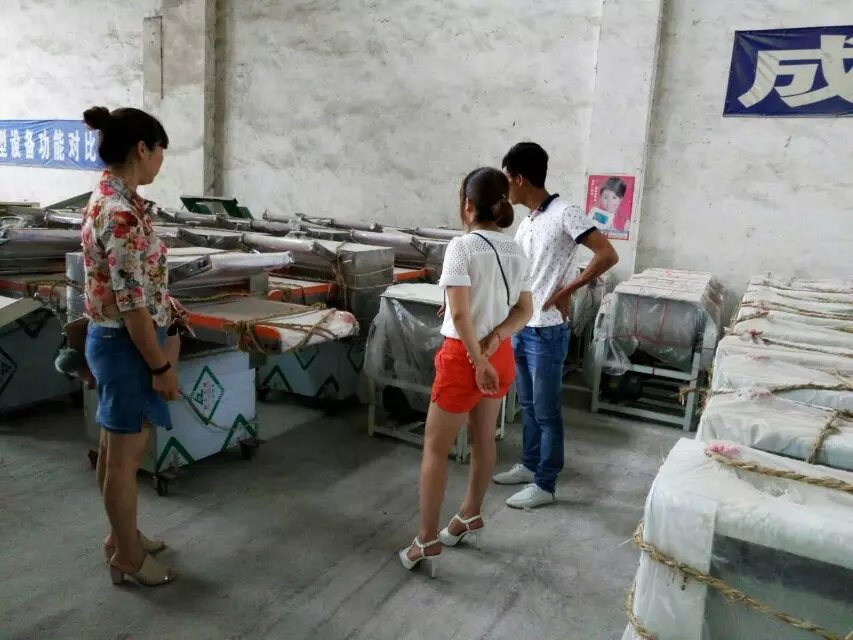 工作人員講解半自動揉壓機和全自動揉壓機的區(qū)別