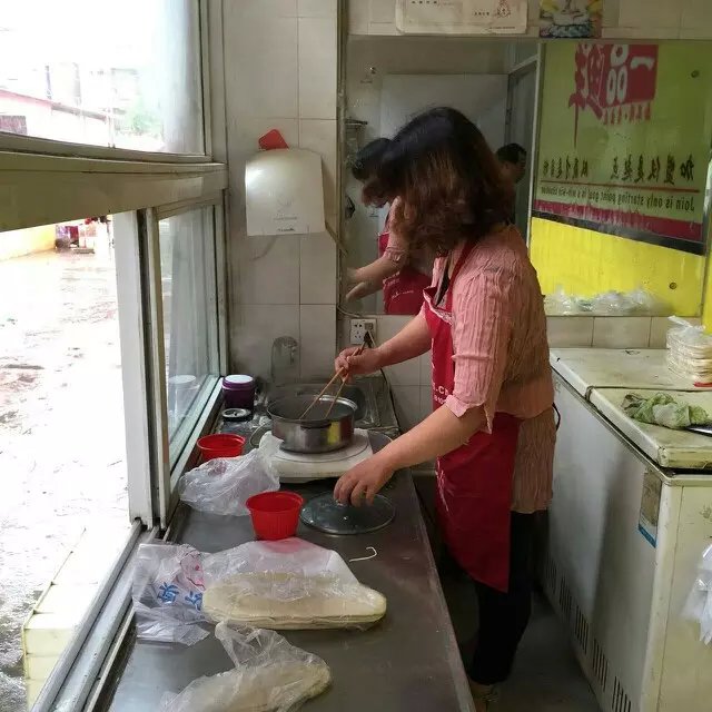 工作人員在批發(fā)店現(xiàn)場生產(chǎn)燴面現(xiàn)在下鍋品嘗