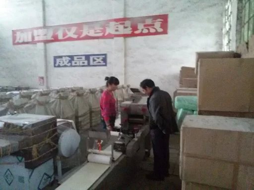 在工廠詳細(xì)的介紹適合客戶用的燴面機(jī)設(shè)備