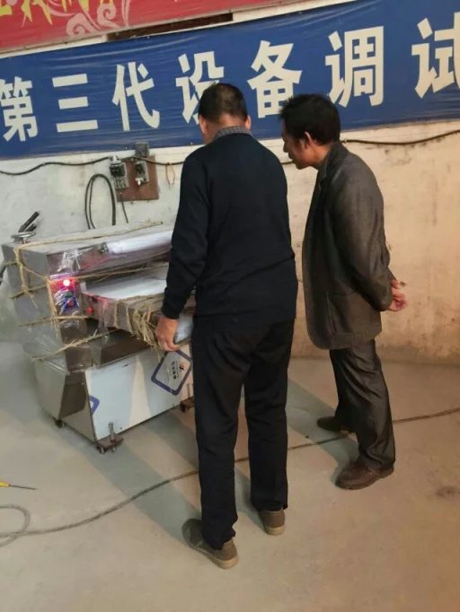 技術(shù)工程師現(xiàn)場(chǎng)給客戶調(diào)試設(shè)備