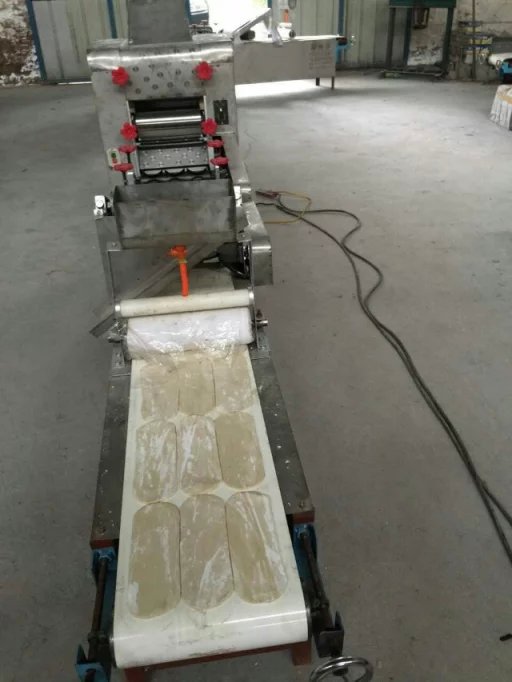 成型的面坯已經(jīng)從燴面機(jī)中出來