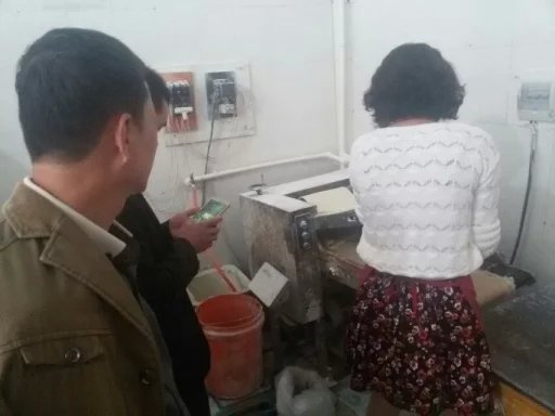 工作人員正在用全自動(dòng)揉壓機(jī) 壓面