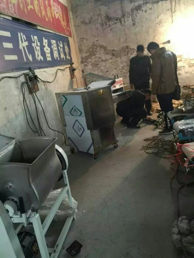 陜西榆林客戶張老板使用一品鮮多功能扯面機(jī)代替工人師傅