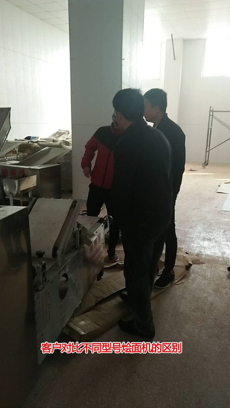客戶對比不同型號燴面機的區(qū)別