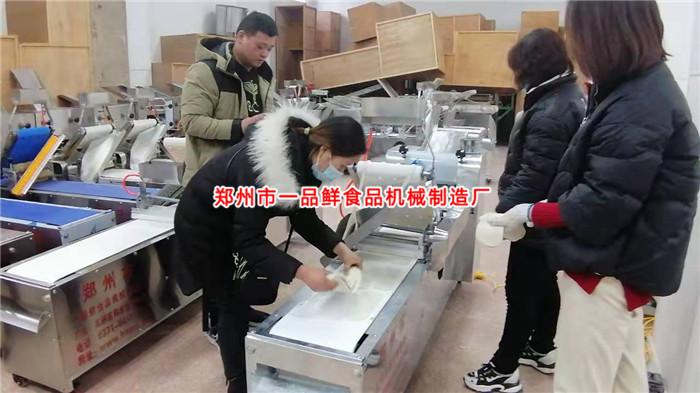 飯店燴面機(jī)正在生產(chǎn)燴面片