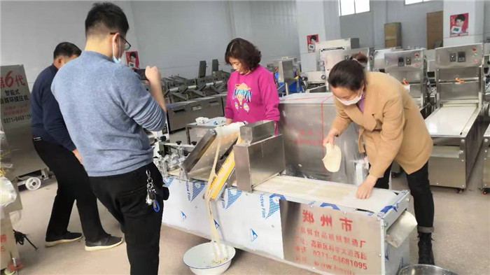 雙輥三刀燴面機(jī)試機(jī)中